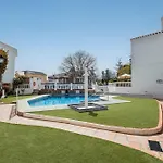Bright Spacious 1 Bed Апартаменти